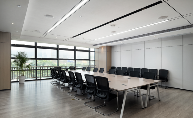 踏入办公室接待区，“舒适”与“大气”两个词就出现在我的脑海里。以简洁、现代的设计为基调，利用方块沙发和精致茶几营造出高品质、专业的氛围。园林微景观的装点，空间与植物共生一体，钢筋水泥因此有了温度。