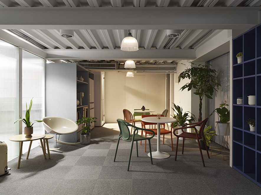 
茶水间——色彩活力 缔造轻鬆交流天地

穿越理性的办公区域，茶水间以意想不到的鲜明色彩迎接来者，进口座椅的红绿跳色绽放勃勃生机，为日常工作间注入一抹灿烂朝气；蓝色收纳柜与企业识别色呼应，在强化品牌印记的同时平衡该区的色彩张力，整体在灰白背景的衬托下，实现活泼而不突兀的视觉效果，为休憩时光营造轻鬆愉悦氛围。
