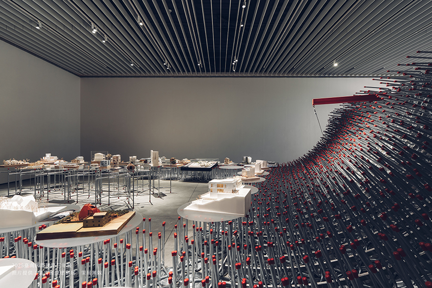 (图)2025台南国际建筑三年展。(照片提供:台南国际建筑展)
【与空间共舞,回应设计初衷】
仝育设计由庄媛婷与郑瑞文两位总监于2006年创立,作品风格温柔细腻,现已多次拿下美国IDA、英国OPAL等多项大奖,不仅深受国际肯定,未来也将持续把台湾设计语彙推向国际舞台。
本届展览以「Re-turning『Home』:还。原点」为策展主题,聚焦建筑与生活、空间与情感的深层连结。仝育设计以「城市 × 建筑 × 空间设计」视角出发,展现空间如何乘载日常与文化记忆,形塑人与城市的情感归属。