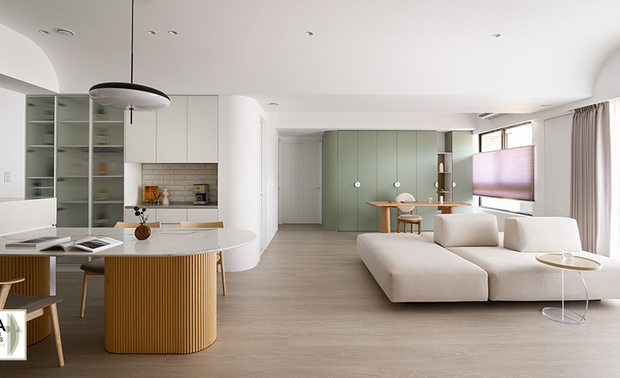 ▲餐厅特别设置隔屏较高的中岛吧檯，并藉由前方倒角边缘餐桌的轻薄桌面，凸显岛檯的沉稳量感，使屋主在此泡茶、料理轻食时，能清楚望见位于开放式公区他处的亲友状况，以便随时上前交流、互动。
