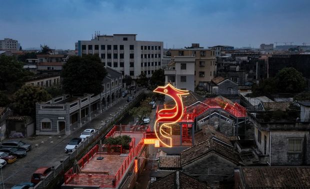 在设计红龙的过程中，我们借鉴了传统飞龙的形态，并加入了现代的艺术元素和科技手段。红龙在夜幕下，随着光的变化呈现出充满生命力和魅力的形象。而龙的盘旋形态则让人感受到它在舞动，随时准备为传统文化带来新的活力和创新。