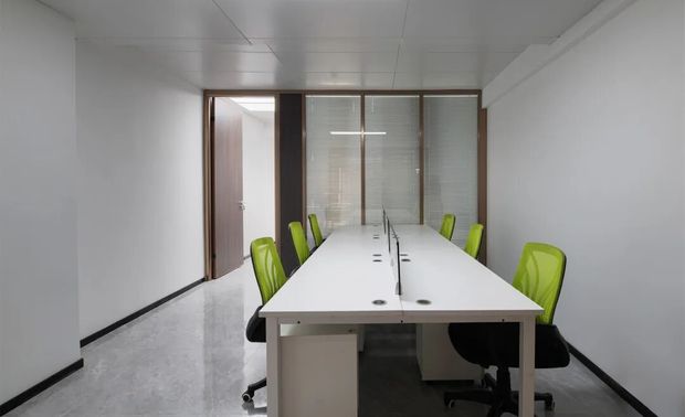 胡桃木色的大面积应用使得空间内敛沉稳，极具设计和艺术气息，透明玻璃门直接将光线引入室内，增加了通透感，减少了压抑感，让空间充满互动性。