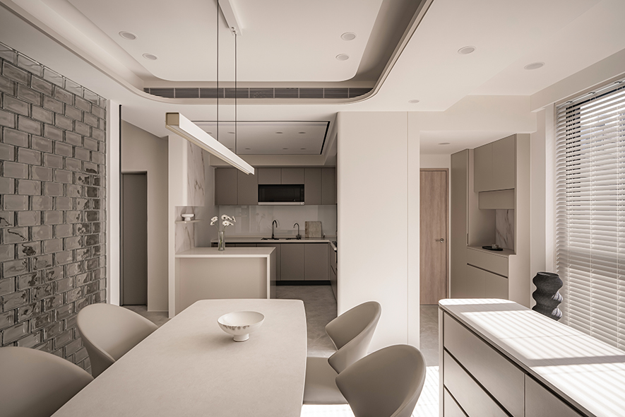 
一袭暖意书写的居家语法

玻璃砖的透、弧牆的收、百叶的滤，在 达誉设计团队 的细腻铺排下，各自承接起採光、动线与收纳的空间主轴。每处选材都甘于退让，安静融入起居的背景；当设计不再被刻意凝视，空间本身便化为最真挚的暖语，为亲爱的归人，砌一座简练换取安心、用馀裕承载生活的栖居之所。

案例资讯 

设计团队：达誉设计
案名：暖语
项目类型：别墅
项目地址：台湾新竹
项目坪数：60坪
主要建材：系统柜、赛丽石、班杰明涂料、玻璃砖、铝框门、铁件、条灯、美耐板、洞洞板

达誉设计
电话：03-5260682
地址：新竹市中山路296巷6号1楼
信箱：dearyou.du100@msa.hinet.net
网址：https://www.dearyou-tw.com/

OPEN Design 动能开启传媒：https://www.openworld.tv/