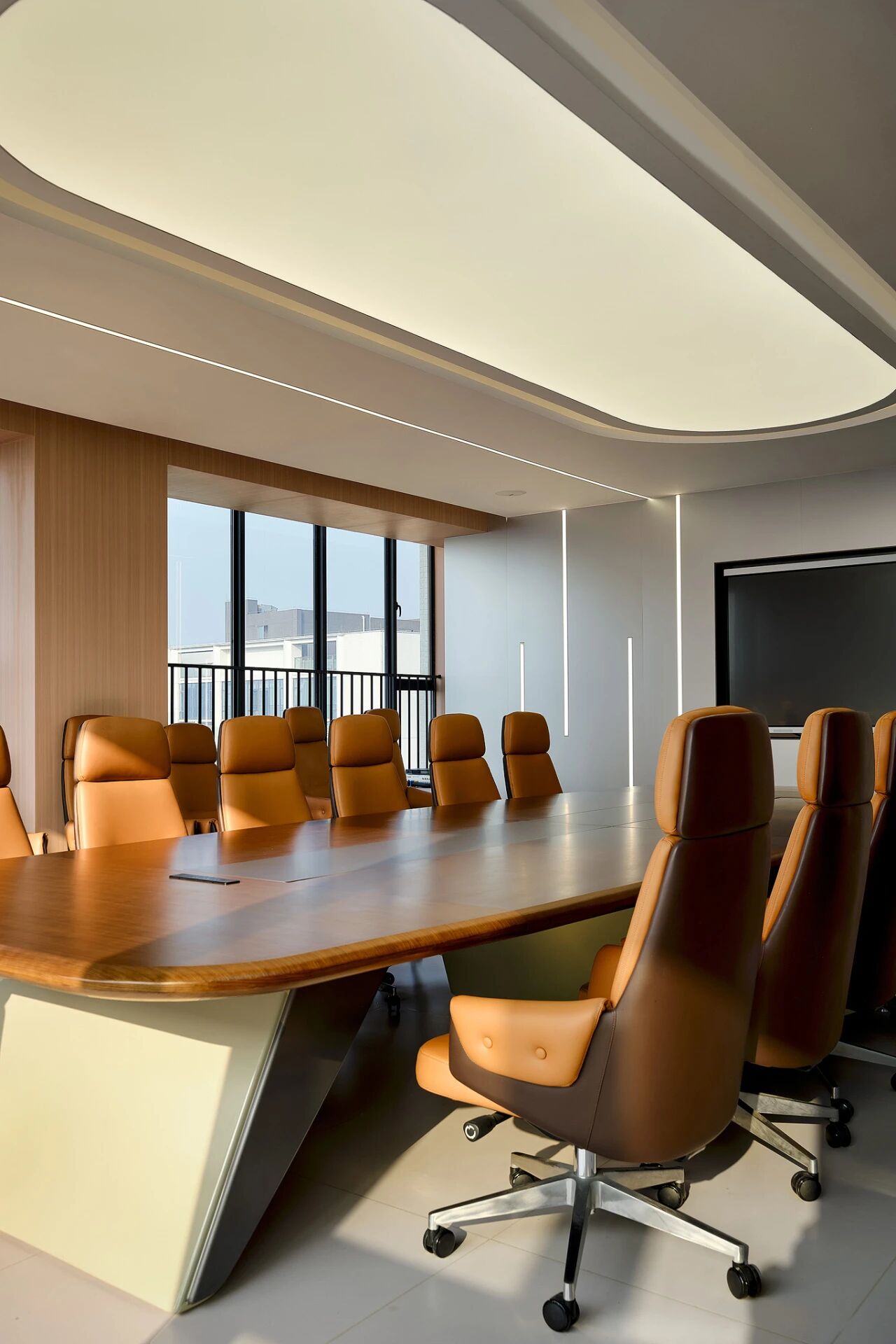                                                                    科技与荣光的印记

荣誉展厅里，环形穹顶与冰蓝灯带勾勒出科技感的轮
廓巨幕与荣誉墙无声的诉说着企业的深耕与荣光。