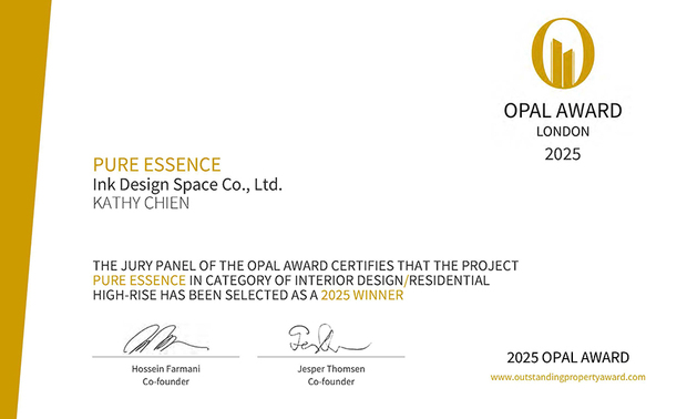 本文由OPEN編輯部撰寫

OUTSTANDING PROPERTY AWARD LONDON,OPAL（英国伦敦杰出地产大奖）由全球知名企业集团Farmani Group组织，并以招揽全球最佳建筑师、室内设计师与房地产开发商为目标，在创造异业菁英联合平台的同时，找寻各地最富创造力、革新感、社会影响力与永续性的设计方案。在本届2025年度赛事中，简兆芝室内设计 主持设计师 简兆芝 选择以住宅《璞玉天成》参与角逐，作品中运用两户合併的空间优势，以灰色基调搭配镀钛金属元素，结合温润木质与米白大理石，在繁华都市中筑起一片静谧桃源；其公领域以圆形、半圆形吊灯象徵「圆满」，回应一家四口对情感交流的渴望；私领域则依据家庭成员个性，透过纹理壁纸与丝绒窗帘，打造专属于每位居者的精緻场景，成功呼应大赛「找寻创造力、革新感」的宗旨，荣获「Winner」佳绩！
