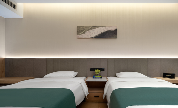 GREEN绿色

以绿色为主色调的客房，营造一种城市绿洲般的宁静氛围，为旅客提供一个身心放松的空间。绿色象征着生机与希望，能够为在重庆逗留的旅客带来愉悦的心情，让他们度过一段愉快的休闲时光。选择入住绿色调的客房，便能感受到自然的和谐与宁静，从而在旅行中放松身心，尽情享受在重庆的美好时光。