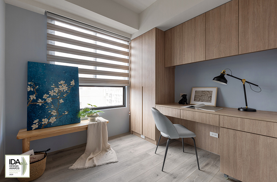 ▲书房以简洁设计打造宁静专注场域，贴合业主偶尔居家办公的机能所需，而书桌区外预留的大片空间，则顾及亲友来访、未来家庭成员增加等可能性，令此处成为功能多元的弹性场所。

许捷甯
艾美幸福设计 设计总监
地址：新北市林口区文化一路一段250号7楼
电话：+886-2-2600-2836
信箱：amystudiogloria@gmail.com
网站：http://www.amy-deco.com.tw/

OPEN Design动能开启传媒：https://www.openworld.tv/