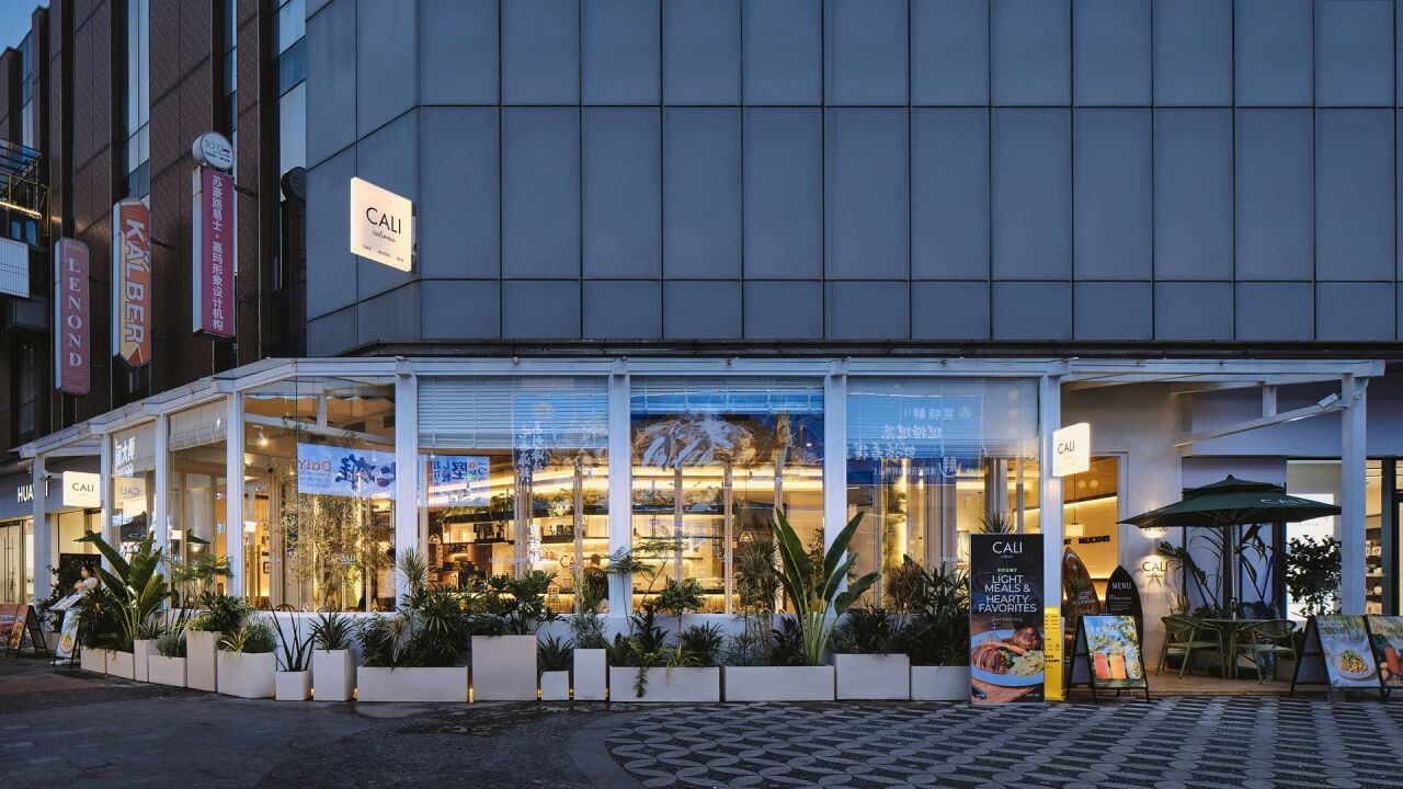 | 光与绿意 色彩的低语

以植物为主角，
打造出宛如森林秘境般的就餐环境。
每一处细节都充满了生机与活力，
仿佛让人置身于都市中的绿色氧吧。
这种沉浸式的植物氛围，
不仅能有效缓解城市生活的压力，
更能在喧嚣中创造出一方宁静，
让食客在品尝美食的同时，
也能享受到亲近自然的惬意与宁静，
极大地提升了用餐的舒适度与愉悦感。