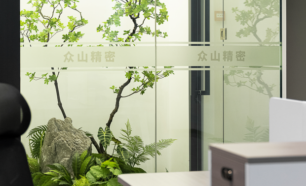 全景落地窗户的会议室，办公环境无敌了。黑色舒适座椅配备桃木长桌，带来一种杂糅合理性和感性的形式之美，为员工打造一个“放纵＋灵动”的友好会议环境。