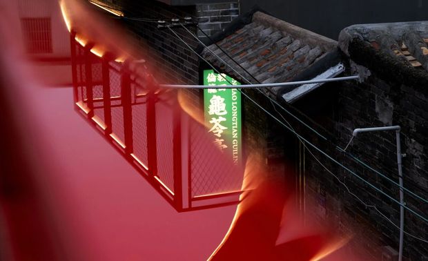 龙田龟苓膏文化馆是由龟苓膏博物馆和拒绝热气茶饮店两个部分组合而成。这一设计是新旧元素碰撞的过程，既保留了传统文化的魅力和内涵，又融合了现代时尚和创新元素，改变传统观念中的龟苓膏消费场景。