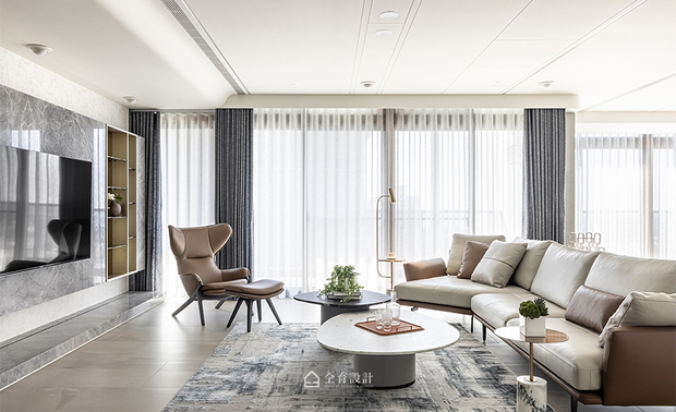 （图）仝育设计作品《DoubleOne》

入行历练逾半甲子，孕育出乐于「分享」的品牌精神

创立仝育之前，两位总监已在建筑与室内设计产业深耕多年，走过三十馀年的历练，从零开始一路累积，至今已站稳南部设计市场的一席之地。在这次专访中，总监们无私分享他们多年来所领悟的空间设计核心，也就是仝育始终坚持的「疗癒人心，创造幸福」。

「我们做了这麽多年室内设计，见过很多不一样的客户，大家唯一的共通点，就是希望每天的日常，能多那麽一点点幸福感跟温度。」郑瑞文总监也坦言，这并不容易：「作为设计人，如果要让客人从作品中体会到设计者想传达的情感，最重要的，就是设计者本身要先拥有相应的体验。」

对他们而言，设计是一种分享生活的方式，当设计者拥有健康正向的身心状态，切身理解生活的美好，在与屋主沟通的过程中细心釐清需求，以及后续专业技术的精准发挥，才能打造出真正满足居住者的理想住家。因此，仝育的作品总能呈现出舒适自然的生活感，传递「疗癒、幸福」的品牌理念。
