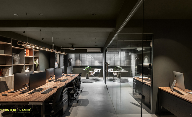 ▲窗边设置阅读单椅及植栽，营造沉思与放鬆的角落，帮助设计师在高密度的工作中重整思绪；旁侧沙包与飞镖机则鼓励肢体活动，提升血液循环、减缓疲劳，让办公室更具生活感与活泼创意。

华苇轩
纬纶设计 设计总监
电话：02-2701-8631
地址：台北市中山区中山北路三段26号11楼之3
信箱：weilun.ltd@gmail.com
网址：https://www.weilundesign.com/

OPEN Design 动能开启传媒：https://www.openworld.tv/