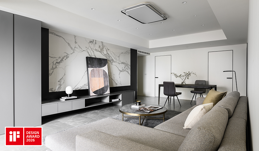 ▲客厅为维持空间纯淨与机能兼具，巧妙运用隐藏式收纳与门片整合，此外电视牆旁的深灰柜体收纳视听设备、儿童玩具与日常杂物，保持公领域清爽有序。
