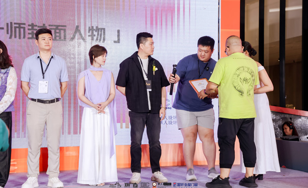 颁发获奖证书