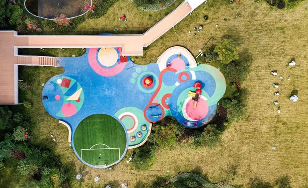 室外园林景观

11米超高中空，玻璃幕外墙，增加自然采光的同时，把室外园林景观融入售楼中心。沙盘区从城市设计的角度创造出动态发展的“有温度”的空间，迎接各方的来客。通过天花、背景墙流动的造型，以及灯光，装饰装置，为接待区创造视觉焦点，不仅有利于工作人员的接待，也有利于展厅动线的规划。