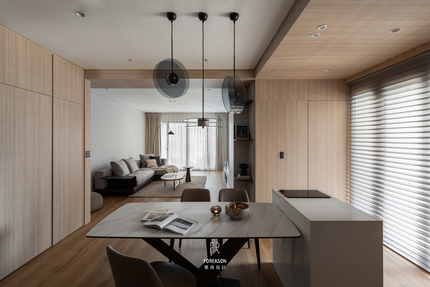 
回归生活本质的美好 在纯粹中安放日常

秉持「探寻空间存在缘由」的设计哲学，擎森设计 设计总监 陈楚扉 于此案中以流畅线条与温润色调交织，透过材质、光影与动线的精心编排，让空间的独特气质恣意绽放。当家人笑声迴盪其间，当夜幕低垂、灯光次第点亮——这些日常瞬间，正是家最珍贵的模样。生活回归本质，使业主在这片纯淨天地中，寻得舒适自在的节奏，也实践品牌「为空间注入独有温度与生命力」的设计初心。

案例资讯

设计团队：擎森设计
案名：月白
项目类型：住宅
项目地址：台湾新竹
项目坪数：37.1坪
主要建材：超耐磨木地板、铁件烤漆、进口木皮板、水磨石

陈楚扉
擎森设计 主持设计师
电话：02-22123664
地址：新北市新店区安兴路125-9号9楼
信箱：foreason6@gmail.com

OPEN Design 动能开启传媒：https://www.openworld.tv/