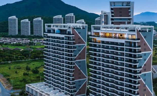 流线型的线条将整个空间划分开，打破了混凝土给人坚硬、力量的印象，将一体浇筑而成的混凝土建筑塑造成轻盈、柔软、流动的形象。置身于室内，看书或面朝大海看夕阳，感受人类与自然地景之间的尺度，都是一件不言而喻的幸福的事情。