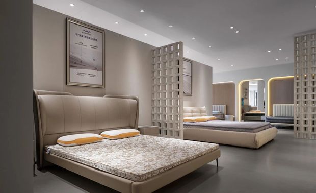 ▲莉莉蒂丝展厅现场摄影图

     莉莉蒂丝展厅为侘寂风主题展厅，设计师大胆采用干净的块面为主，通过造型点缀和动线的布局进行设计。整个空间呈现出简约、宁静的美感，让人瞬间放松身心，沉浸在平和的氛围之中。

