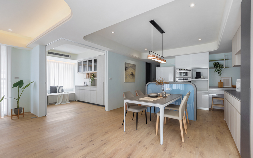 
产学携手合作 构筑永续发展蓝图

展望未来发展方向，许总监透露，她正积极与多家居家服务机构及长照单位洽谈，多次召开重要的合作会议。总监也期许藉由这次机会，成就另一个结合学校资源的产学合作模式。「在少子化趋势下，许多校舍面临閒置，这正是可以改建为长照设施的契机，如此一来，相关科系学生不只能就近实习，毕业后更能直接投入职场。」

这种创新模式不仅解决校舍閒置问题，更能活化教育资源、提供高品质的照护服务。许总监深切关注台湾高龄化的议题，期许借助产学合作的力量，为宠物、银髮族与青年学子创造更美好的生活环境。她相信，经由空间设计的整合与创新，能让不同世代在同一场域中相互陪伴、共同成长，实现真正有温度的社会连结。学校董事会也认同这份理念，让所有相关科系的学生有机会学以致用，形成良性的发展循环。
