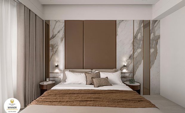 ▲主卧入门处，大面积的镀钛古铜色弧形牆与隐藏光源交织，如饭店廊道般低调华丽；衣帽间衣柜以灰玻门片搭配雾面五金，在天花板环绕的弧形光影流转间，尽展灵动优雅。

王怡涵、方绎杉
安厝设计 主持设计师
电话：0956-015-165
地址：高雄市冈山区台上里富贵西街9号
信箱：rbus7878@gmail.com

OPEN Design 动能开启传媒：https://www.openworld.tv/