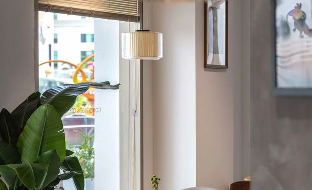 | 光影流转  艺术之韵

光影的流转是空间中最动人的旋律巧妙运用灯光与材质，创造出层次丰富的光影效果暖色调的灯光洒在地面和墙面上，营造出一种温馨而朦胧的氛围同时，墙面上挂着的艺术画作与装饰品也为空间增添了浓厚的艺术气息