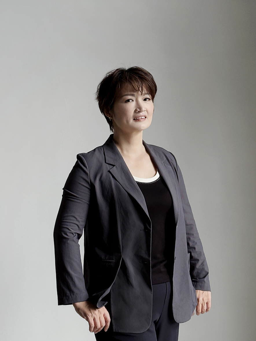 
本文由OPEN编辑部撰写

「每一次设计，都像是写下一封『Dear You』。
亲近、理解、靠近你的生活，而非站在高处指导。
没有捷径，只有对所有空间、信任的全力以赴。」

二十年前，一位非设计科班出身的年轻人，带着「拥有一项靠得住的一技之长」的念头踏入室内设计产业。没有宏大的职涯蓝图，只有务实而真挚的信念——透过专业为他人解决问题，同时让自己站稳脚步。如今，达誉设计已在新竹、台中两地深耕，成为无数家庭信赖的空间伙伴。而故事的起点，比想像中更加简单纯粹。

达誉设计 设计总监 邱雅梅

最初踏入这一行，邱总监从系统柜产业起步，从现场沟通、尺寸丈量到施工限制一步步学起，逐渐理解空间其实由居家习惯、使用需求、实际工法整合，更是一门需要深入理解人的学问。而孩子的出生，化为她重新审视人生的转捩点。成为母亲后，她开始思考工作与生活的节奏，希望能长期投入一份保有弹性的事业，也希望每一个选择都能为家庭与未来累积真正的价值；更渴望将多年累积的专业、对人生的体悟，转化成一个能被记住的名字、一个属于自己的故事。于是，创立达誉设计的念头逐渐成形。
