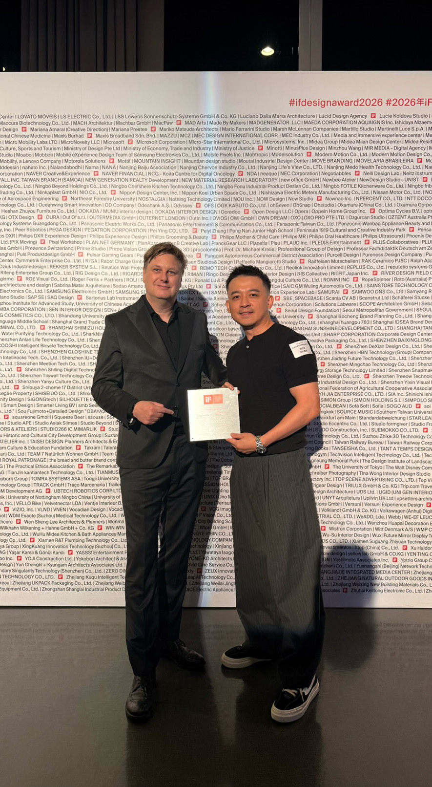 ▲擎森设计总监陈楚扉（右）与iF Design执行长Uwe Cremering（左）一同合照。

本届最受瞩目的安排，莫过于iF Design执行长Uwe Cremering亲自来台出席。此行为活动增添国际交流层次，也映照出台湾近年在建筑、室内、产品、品牌等领域累积的国际声量。从多元类别得奖，到各类提案陆续进入海外视野，台湾团队正透过成熟方法和独立观点，建立可被全球理解的美学辨识度。

活动现场，Uwe Cremering分享全球趋势、iF后续发展方向，并同得奖代表进行交流。从柏林颁奖典礼延伸到台北聚会，串起的不只奖项荣耀，也包含一套面向全球的专业检核：清晰的设计理念、独特的创新逻辑、完整的体验脉络，再到经得起跨越文化差异的作品完成度。当中整条脉络清楚指向一件事：能被iF看见，并非单纯取得奖项头衔，而是专业完成度、原创观点及市场影响力共同通过国际尺度的检视。本土成果逐渐受到瞩目，正来自上述面向长期累积出的可靠实力！
