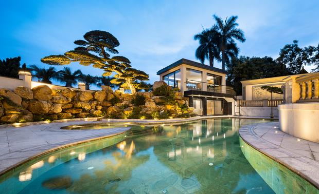 所谓生活；

在繁华中寻一片人间净土，
在喧嚣中寻一方心灵归所，
在都市中寻一处灵魂共鸣。
所谓豪宅；

即是出则万象繁华，入则森居静谧，
将理想搬进现实生活。