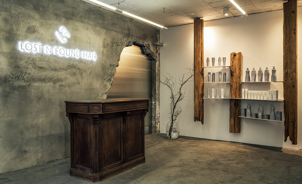 
在现实土壤中栽培理想之花

儘管品牌首个承接的案件，因业主给予充分的信任与发挥空间相当顺利，让华总监更确信自己的方向正确，只是随着案件增加，现实的挑战也逐渐浮现：台湾市场往往特别重视工程效率与利润导向，这与他心中「细腻梳理每寸角落、为客户调和出百宝盒般斑斓多变的曼妙景致」的设计初衷形成拉扯。当精美的材质、细腻工法都需要高昂成本支撑时，如何在理想与现实间取得平衡？

「后来，我逐渐学会在美感、功能、预算、施工之间寻求最佳平衡。」与其说是妥协，不如说是一种蜕变。从第一个案件体悟到设计是门双向艺术，专业需仰赖业主的信任方能完整绽放，到后续面对各种现实挑战，创业的磨练非但没有击垮他的意志，反而使他领悟出：真正优秀的设计师不是坚持己见的艺术家，而是能在各种现实条件下，依然为客户创造最适合他们的空间。
