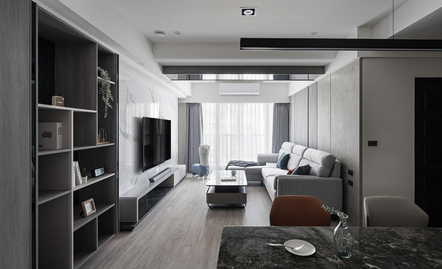 
从建筑到设计的二十年 回首过去亦展望未来

走过二十年职涯，曾总监笑说自己像是一路从地基爬到屋顶的人。早年在工地挥汗、日晒雨淋，在辛苦之中，养成对细节的敏锐，并更贴近材料与施工本质；转为设计师后，又换成脑力与心力的消耗，于监工、赶图的日夜循环间，还得替业主预想未来的使用需求。角色一再变换，共同点却始终如一：「做客户的家，就像在做自己的家，每一个小地方，都要从全方位为客户着想。」
