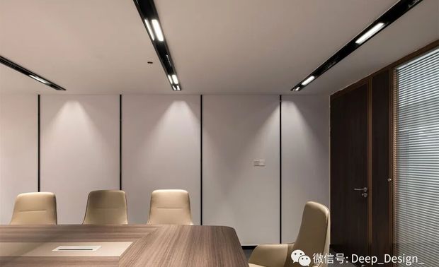 竖向的窗框搭配简约的线条，黑色的灯带与白色的墙面形成鲜明的对比，点缀了现代办公的精致感。