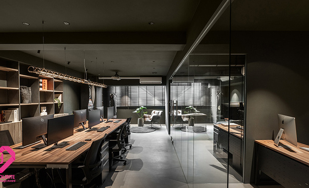 ▲窗边设置阅读单椅及植栽，营造沉思与放鬆的角落，帮助设计师在高密度的工作中重整思绪；旁侧沙包与飞镖机则鼓励肢体活动，提升血液循环、减缓疲劳，让办公室更具生活感与活泼创意。

华苇轩
纬纶设计 设计总监
电话：02-2701-8631
地址：台北市中山区中山北路三段26号11楼之3
信箱：weilun.ltd@gmail.com
网址：https://www.weilundesign.com/

OPEN Design 动能开启传媒：https://www.openworld.tv/