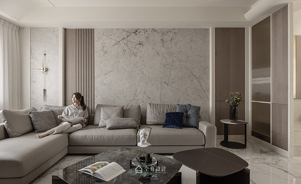 （图）仝育设计作品《琳园》

以专业掌握豪宅设计要点，准确回应「轻豪宅」趋势

擅长以设计回应屋主期待的仝育设计，长期关注居住品质与生活本质的转变，追求疗癒、精緻的设计美学，正好契合许多繁忙现代人对家的渴望，不论是一般住宅，或是大坪数住家和豪宅空间设计，皆受到屋主们的关注及肯定。

论及现代宅邸的设计趋势，郑瑞文总监指出，大致可分为「展示身分地位」以及「满足自身需求」两种客群。前者讲究外表气派和对外展示，设计重点在于型塑品味及地位象徵；后者则更重视日常的舒适与内在感受，偏好在低调中展现质感跟细节，不再一味追求装潢的奢华大气。「我们观察到，越来越多屋主从对外彰显性质的需求转向内在自我感受，这正是『轻豪宅』逐渐成为主流的重要原因之一。」

在「求精不求奢」的趋势下，仝育设计以「形、色、质、空、光」五大元素为设计核心，将自然的温润感融入空间，细緻回应每位居者的生活习惯与心理需求。透过精准的预算配置和设计整合，在品味及机能间取得平衡，进一步将「轻豪宅」从概念落实为可被感知的生活体验，为屋主打造兼具质感与舒适的理想居所。
