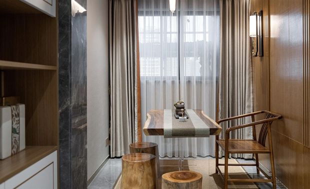 一杯清茶就可以使忙碌的一天得以歇息，鎏金浮华的世界再大也比不上家里忙里偷闲的一角。茶室承载了东方主义对茶文化的表达。自然纯朴的原木大板茶台搭配圆墩木椅，与简约造型的原木色背景墙相呼应，整个空间都透漏着浓浓的禅意。三五知已闲聊人生，畅想未来，别有一番惬意。