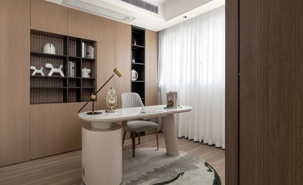 后疫情时代和网络的高速发展，居家办公成为了新型办公模式。不管大人还是小孩，办公还是上网课，书房都是最佳地点。原木色一门到顶书柜，线条简洁，使人身处于此空间可以安静独立思考，免受干扰。开放架摆放常用书籍或装饰，提升空间美感。米白色家具，舒适和暖。