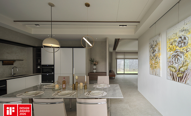 ▲餐厨区旁侧大理石餐桌结合浅色皮革椅面，呈现高雅而温润的质感，呼应整体灰白色调基底；牆面以花卉主题的艺术画作则注入柔和黄色调，巧妙平衡空间中的冷调材质，塑造具有生命力与愉悦的用餐氛围。
