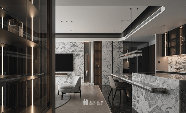 
将客户对生活的期许融入全室脉络的精准设计实践

丰聚设计 设计总监 李羽芝、执行总监 黄翊峰 将对材质与细节的讲究，化为贯穿全室石纹的磅礡气势、金属线条的细腻勾划，以及圆弧转角的柔和过渡，使场域在冷调石材与暖光交织下，流淌沉静而富含温度的气韵。从入门的静心缓冲，到客厅的从容相聚，再至卧室的静心归处，所到之处皆能感受团队对美学的坚持，成功具象化「让人、空间和自然环境的互动更便利、更幸福、更舒适」的品牌精神！

案例资讯

设计团队：丰聚设计
案名：Sky Tower 云端之境
项目类型：新成屋
项目地址：台湾台中
项目坪数：30坪
主要建材：乳胶漆、超耐磨木地板、铁件、灰镜、系统板材、大理石、磁砖、石材

丰聚室内装修设计有限公司
地址：台中市南屯区向上路三段367号
电话：04-2319 6588
传真：04-2310-6553
信箱：jtid2007@gmail.com
网址：http://www.fertility-design.com/
LINE：https://line.me/R/ti/p/%40fertility-design

OPEN Design动能开启传媒：https://www.openworld.tv/