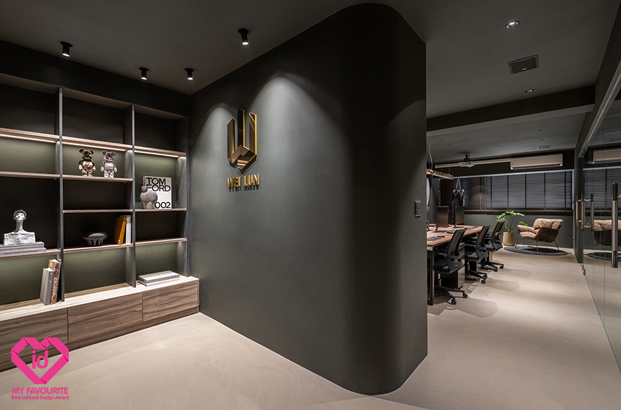 ▲入口牆面透过圆角设计柔化线条，消弭后方因藏有收纳与冰箱，而略显厚重的视觉压力，并于侧面设置层架，摆放书籍与艺术品，引导访客分散视线、转移量体感受，展现专业沉稳的同时，传递温暖亲切的品牌印象。
