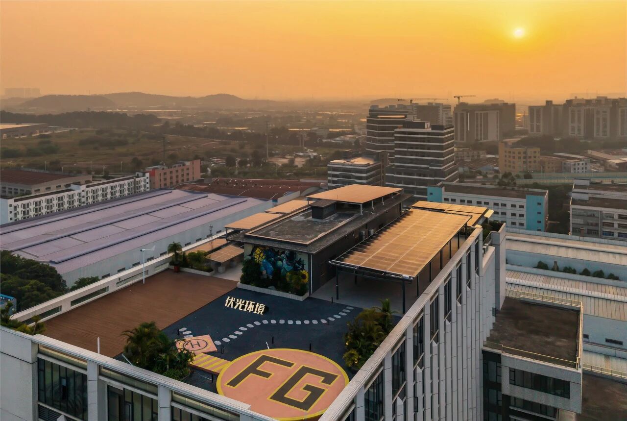 室内步入前厅，流线型的纯白前台与几何切割的背景墙相映成趣，暖光漫过 “伏光环境” 的标识，将专业与从容写进每一寸肌理。