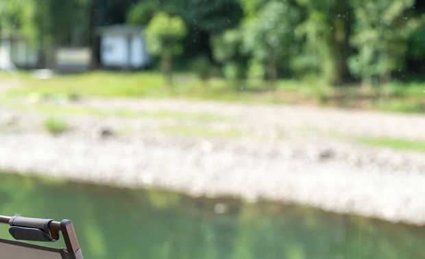 踏入房门的第一步，很难定义它仅仅是一个“房间”，我想，我更愿意称它为一个“有温度的家”。

客房面积足够宽敞，格局划分一体多区，基础设施应有尽有。沉稳的设计深深扎根于生活之中，与理想中的家“共同呼吸”。