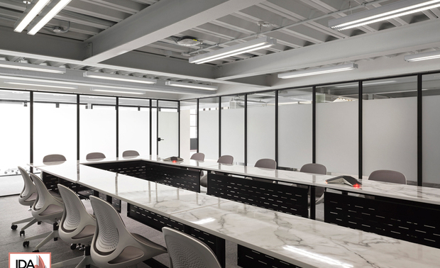 ▲U型桌佈局围塑开放而灵活的沟通场域，更满足汇报者自由走动的需求，随着玻璃隔间的灵动开合，瞬间化身多功能活动场地，成为员工放鬆、交流的开阔场所。

郑抿丹
澄境室内设计有限公司 设计总监
电话：0919-378-723
地址：台北市大同区承德路3段10号7楼之4 / 台中市南屯区向上路三段347号
信箱：chengching0701@gmail.com
网址：http://www.chengching.com

OPEN Design動能開啟傳媒：https://www.openworld.tv/