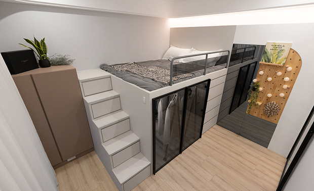 
卧室——悬浮雅寝 收纳有度

架高床体轻盈托起睡眠区域，保留原始楼高的舒展感；木质楼梯以手工榫接工艺层层铺陈，扎实触感传递温暖质地，床侧护栏确保夜间安眠无忧；床下收纳区井然有序——180度开展的门片轻启，可拉式衣杆顺滑而出，清晨选衣成为从容优雅的日常仪式，形塑精緻而不失温度的私密天地。
