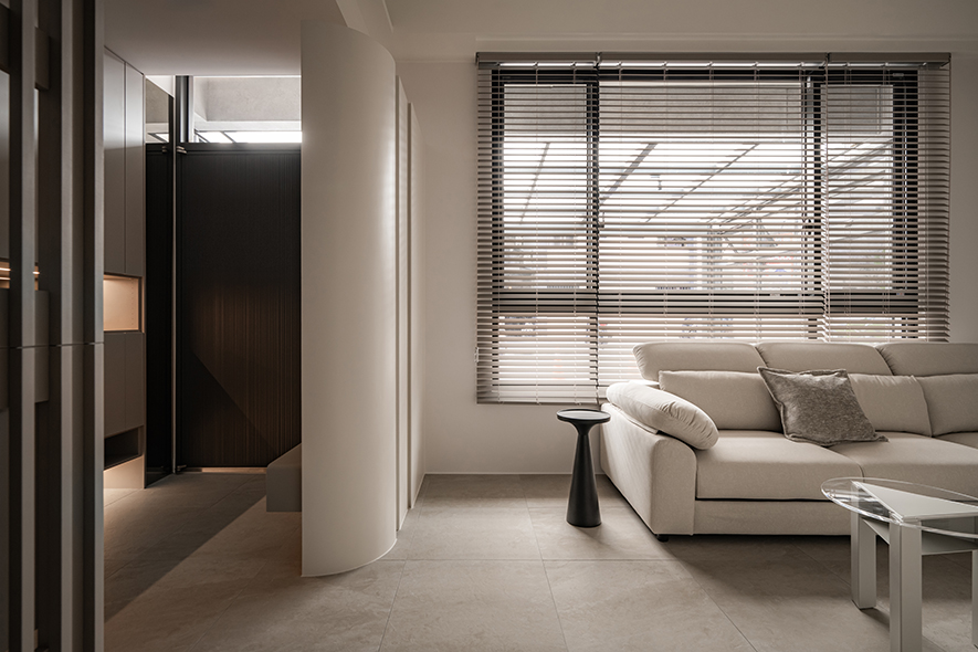 
时间 是客变中最容易被忽略的变数

在邱总监的实务经验裡，屋主最常疏忽的问题，往往和设计本身无关，而是对时程的掌握。预售屋的客变窗口其实相当有限，一旦建商进入施工阶段，能变动的幅度便急速压缩，许多屋主却总觉得「时间还很多」，习惯性地将决定往后推延。等到意识过来，才发现留给自己的选择已所剩无几。

对此，邱雅梅总监指出，与其自行摸索建商规章、反覆猜测哪些项目可以变更、哪些无法改动，更务实的做法是儘早请专业团队介入，协助釐清该案的条件限制及可更动范围。「先搞懂能改什麽、不能改什麽、什麽时候一定要做出决定，才不会白忙一场。」她语气平实却笃定，因为见过太多屋主在犹豫中错失最佳调整时机。
