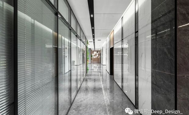 黑色神秘冷酷，应用到家具、地面、装饰等，这种配色既可以充分凸显工业风格的粗犷感，又不会显得过于压抑。