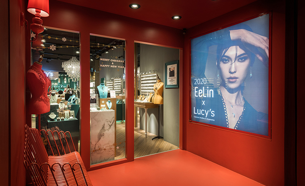 
三家店的淬鍊 找到大胆背后的逻辑

从第一家店到第三家店，纬纶的设计思维随着实战经验持续累积与精进。「三家店下来，我们最大的收穫是—— Lucy's 的风格很大胆，但这份大胆背后其实藏着清晰的脉络，它有逻辑、有节奏、有比例。」华总监自此总结出Lucy's品牌的核心，在每间店皆有数项不变的通则，如前面曾提及作为品牌根本的「对比与冲突」、古典与现代的时空反差，并透过这些特色，达到让品牌「被清楚看见」、「空间富地标感」的宣传效果。

「其中需要在设计上微调的部分，则是色彩强度、建材质感、古典元素的量等等。」纬纶团队强调，「我们的工作不是把 Lucy's 复製贴上，而是把他们想传达的精神，转译成各种不同的语气。」
