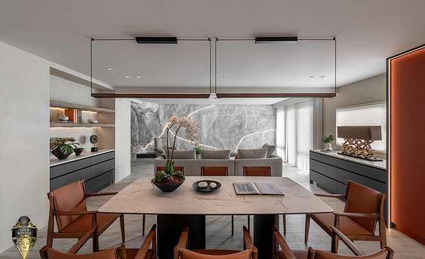 ▲餐厅规划重心围绕女主人料理及创作者的双重身份，纵贯空间中央的长桌，位置经过精心考量，搭配流畅的迴游式动线，使视野同时掌握厨房中岛、客厅全域，用餐时间外也化为绘画、手作及艺术发想的自由舞台，让创作、烹饪、社交三种生活状态无缝流转、彼此相融。
