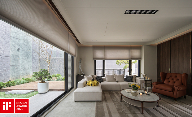 ▲客厅中央L型沙发搭配单椅的环绕配置，刻意朝向落地窗形成最佳观景角度，便于享受与自然共生的宁静时光，让赏屋者能立即想像、体验于此享受生活的场景，强化实品屋引发共鸣、提升购买意愿的展示效果。
