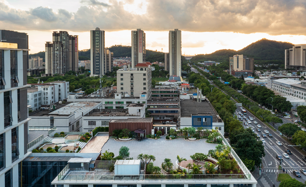 进入接待前厅，挑高的空间磅礴大气，透过大幅落地窗自然光在地面映下斑驳光影，弱化了黑白灰的强硬，强化了空间入口的互动性。
