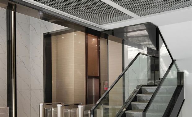 深思室内装饰设计始终如一，不忘初心，追求创新，以严谨的设计、精细的施
工，来打造城市公共建筑空间。