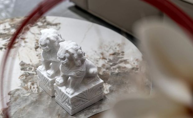 中国人寄情于山水之情，奠定了东方审美的基调。以山水为灵感，打造自然居所，造就以传统美学精神与现代手法结合的新中式风格深受现代人的青睐。